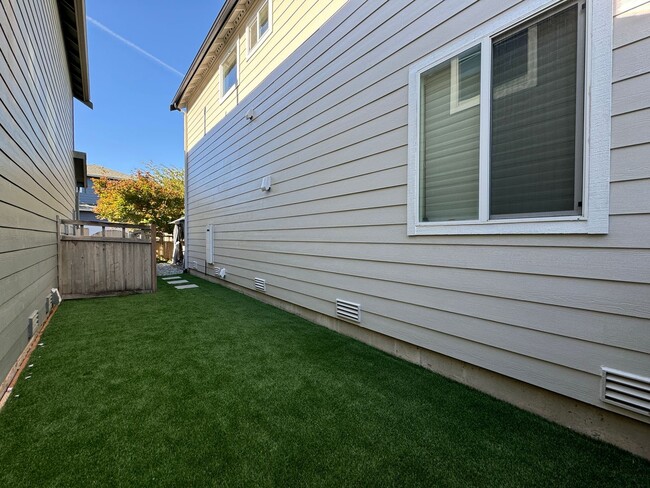 Building Photo - Outdoor Oasis 3 Bedroom Home in Horizon Pointe - Available Jan 1st