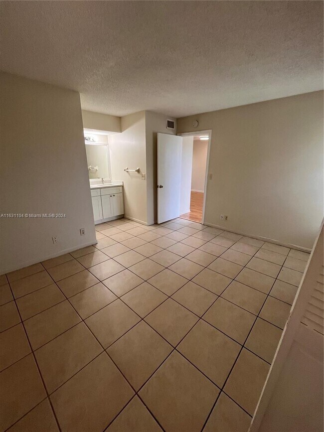 Building Photo - 10143 Twin Lakes Dr