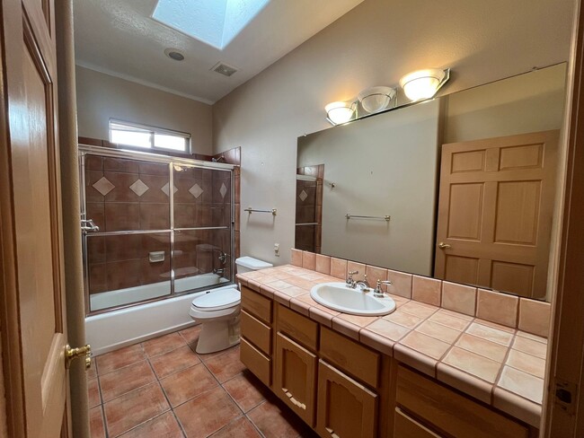 Building Photo - Southwestern 3 Bedroom 2 Bathroom Home In ...