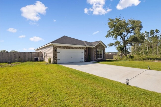 Building Photo - AVAILABLE JULY 2025 [PET FRIENDLY]