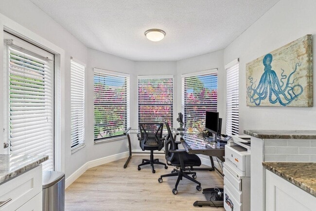 Building Photo - 10581 Mendocino Ln