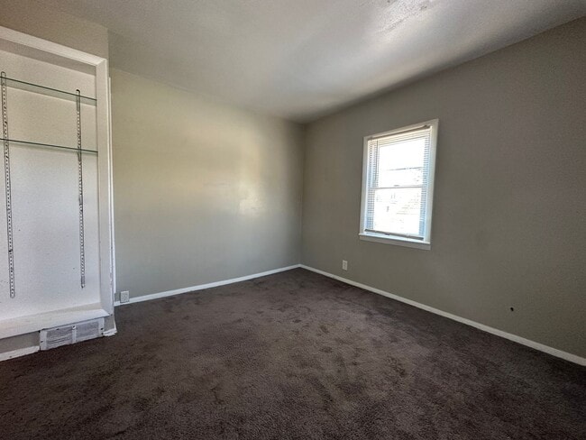 Building Photo - Beautiful 3 bedroom, 1 bath single family home with fenced yard and garage