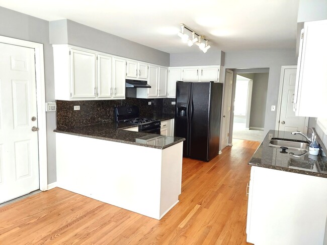 Building Photo - 2304 Nottingham Dr