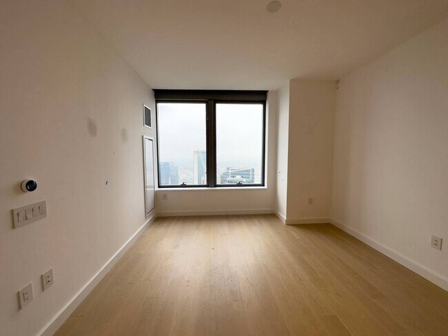 Building Photo - 3 Ct Square W