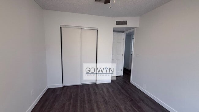 Building Photo - 4 Bed/ 2 Bath - House W/ Large Backyard