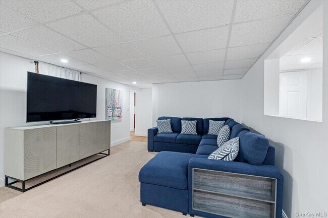 Building Photo - 13 Colonial Ln