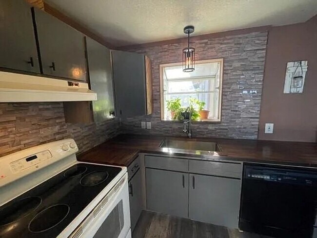 Building Photo - Beautiful country living!