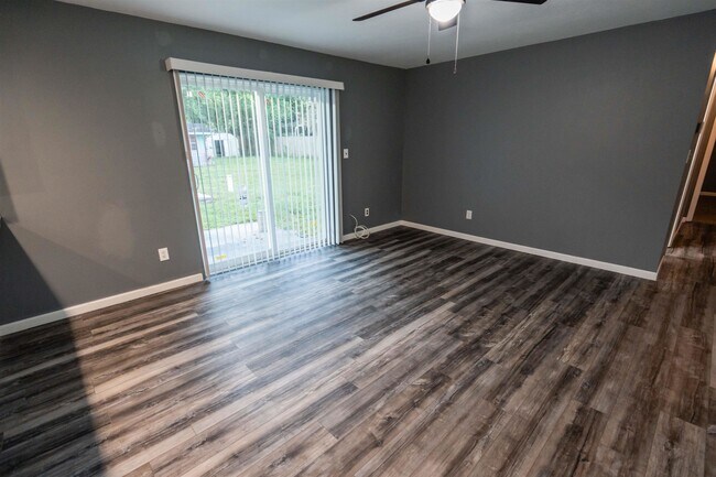 Building Photo - 2013 Shady Oaks Dr