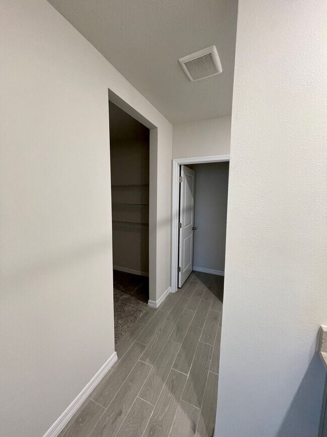 Building Photo - Available NOW! VERY well maintained 4/2 in Monroe Meadows / Wesley Chapel!