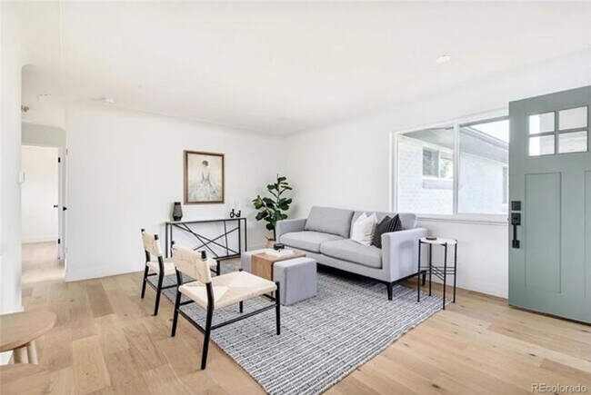 Building Photo - Recently Renovated 2Bd 1Ba Duplex with W/D and Central AC!