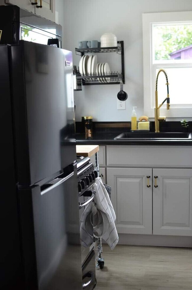 Building Photo - Charming studio ADU with private yard in White Center