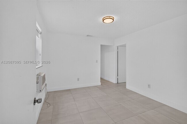 Building Photo - 1055 SW 12th St
