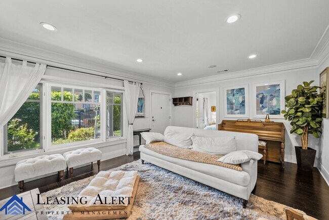 Building Photo - 1326 N Fairfax Ave