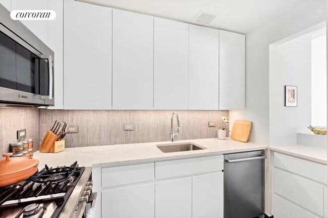 Building Photo - 305 E 63rd St