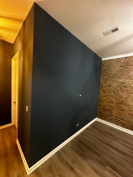 living room - 2405 N Neva Ave