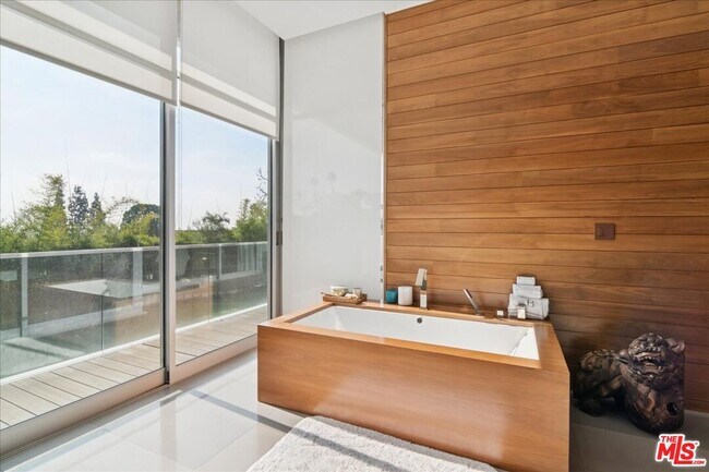 Building Photo - 1232 Sunset Plaza Dr