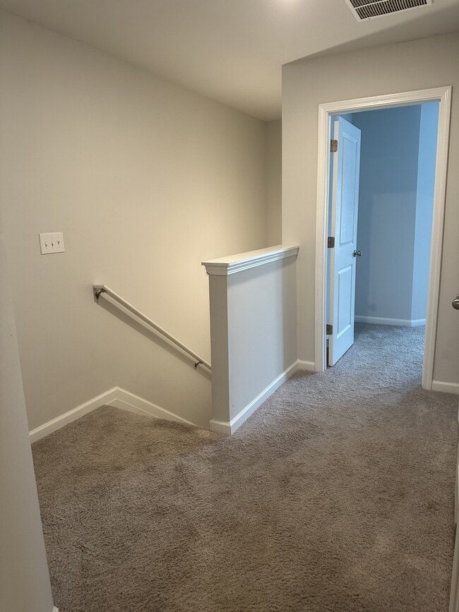 Building Photo - 271 Oakwood Dr NW