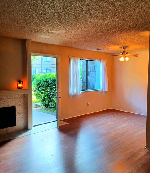 Living Room - 1190 S Winery Ave