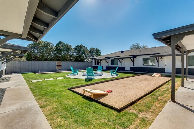 Building Photo - 2512 E Thomas Rd