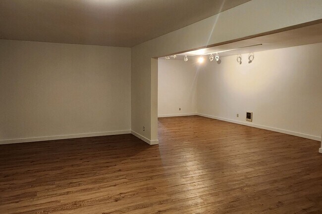 Building Photo - 8542 Battle Point Dr NE
