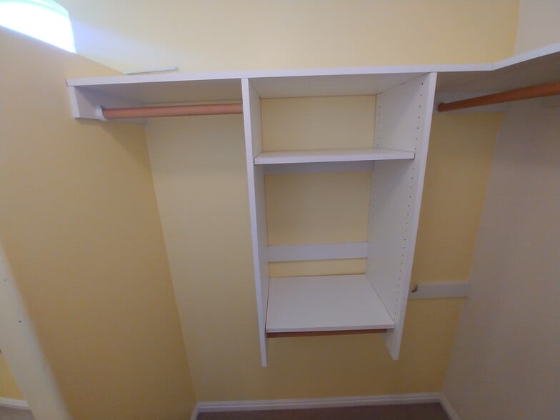 Building Photo - 936 Meadowbrook Dr