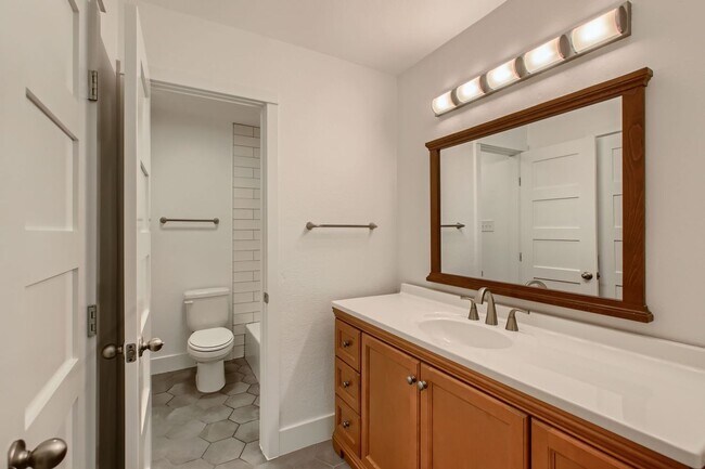 Building Photo - Charming 3/BR 2/BA Home with Spacious Back...