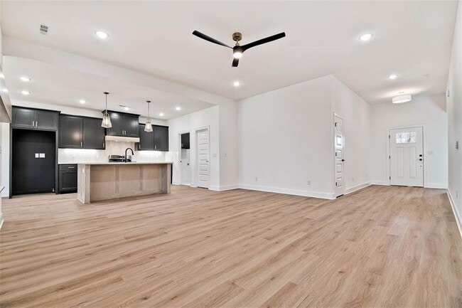 Building Photo - 6 Tarland Ln
