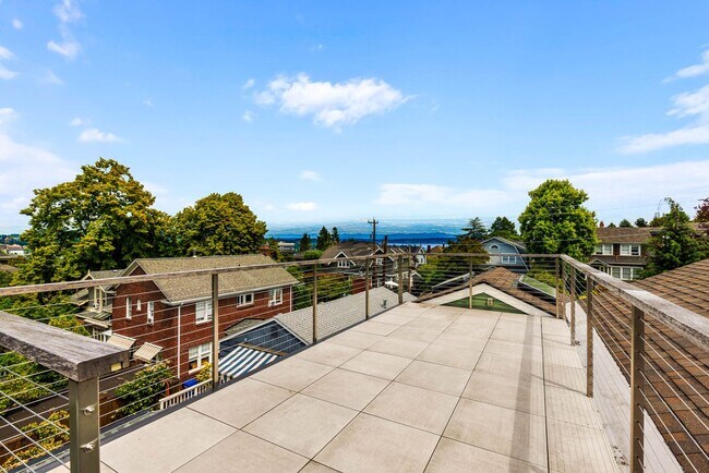 Building Photo - Updated 4 Bedroom North Capitol Hill Craftsman
