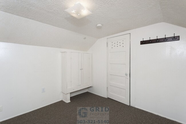 Building Photo - Charming 3 Bedroom Craftsman Home Available in SE Portland!