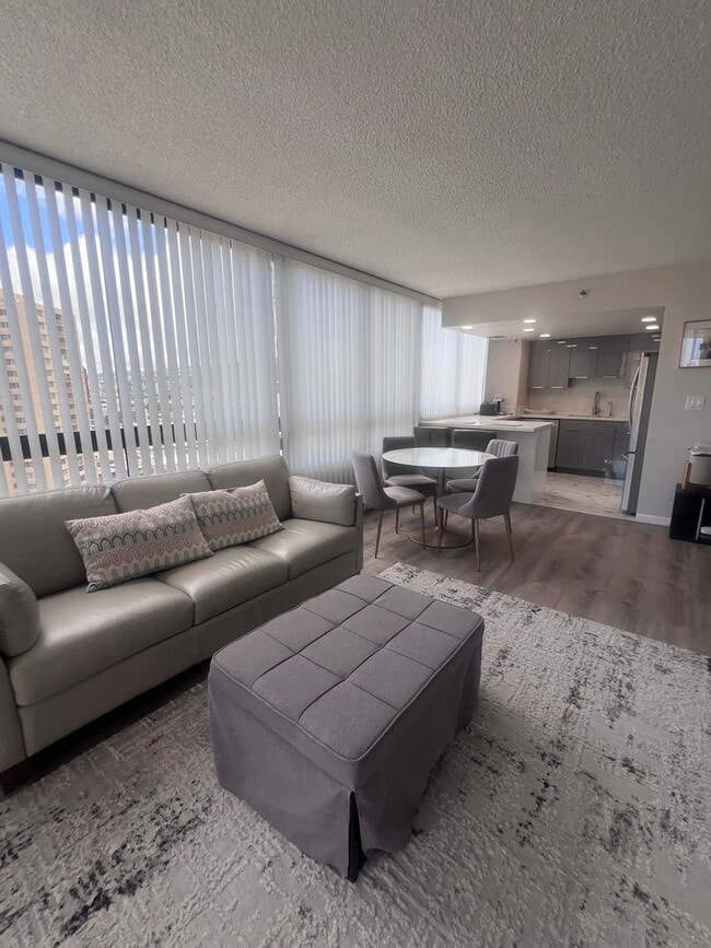 Building Photo - 2 Bedroom, 2 Bath, 2 Parking, AC at Iolani Court Plaza