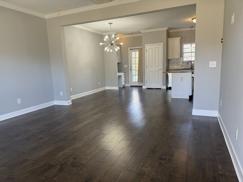 Building Photo - 104 Skylark Aly