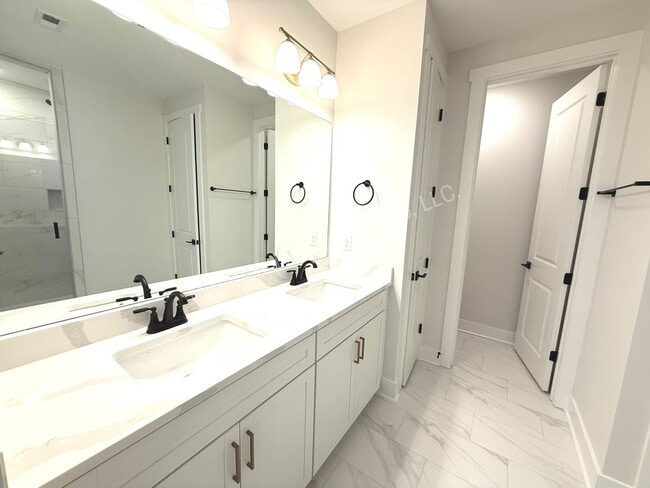 Building Photo - 4BD/4.5BA IN THE RESERVE PHASE II