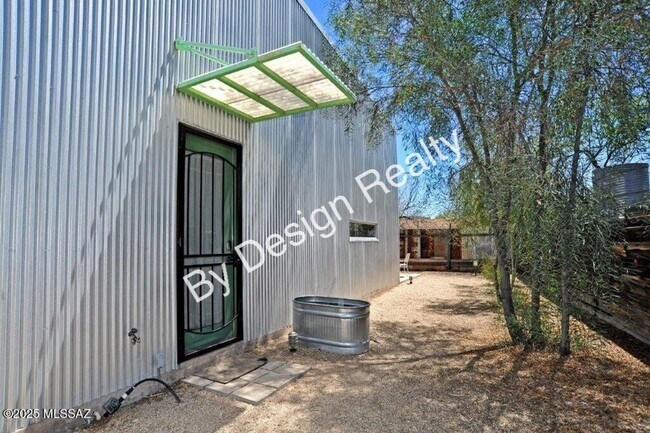 Building Photo - Modern Loft-Style Home in Barrio Metalico
