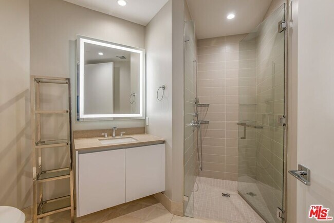 Building Photo - 460 N Palm Dr