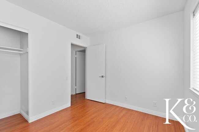 Building Photo - 559 W Avenida De Las Flores