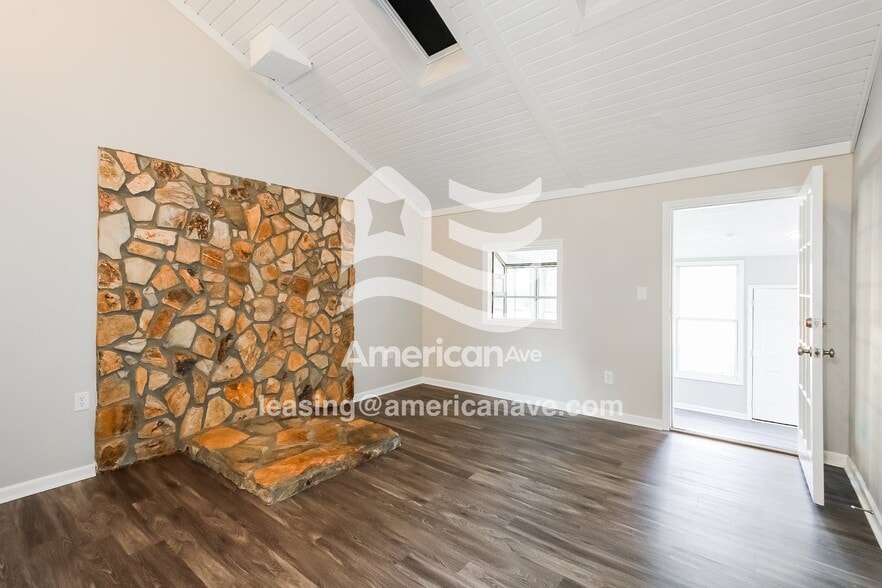 Building Photo - 4378 Saxon Dr