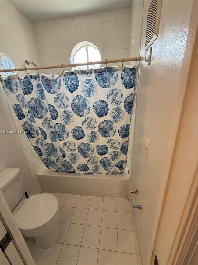 Building Photo - 5543 NW 112th Pl