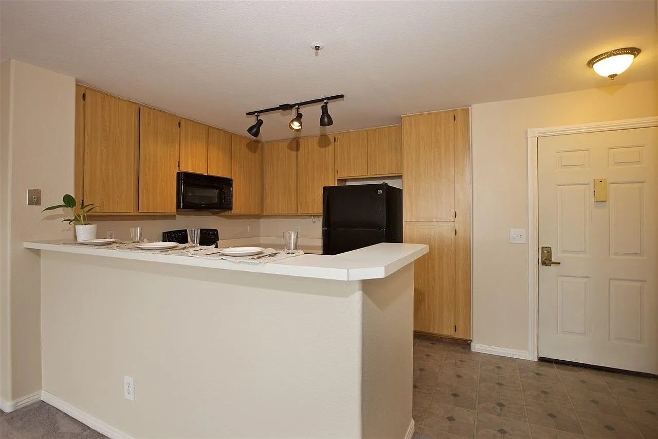 Kitchen: New Refrigerator and Dishwasher, New flooring - 3775 Georgia St