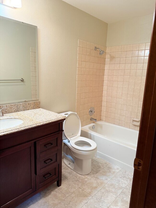Building Photo - Elegant Bellevue Home for rent
