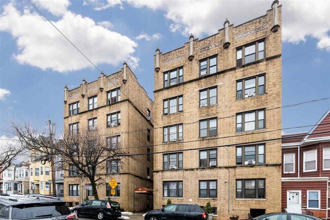 Building Photo - 429 Fairmount Ave