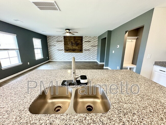 Building Photo - 335 Chetsley Dr