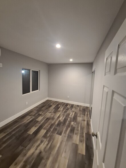 Room - 13108 Mercer St