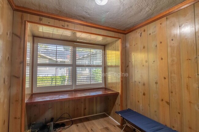 Building Photo - 966 W Mariposa Ave