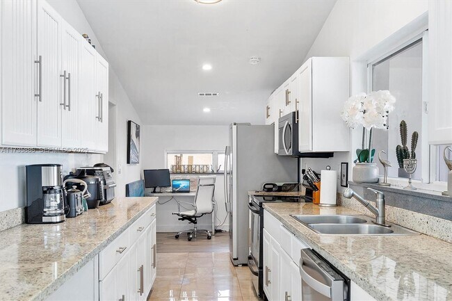 Building Photo - 2541 NE 195th St