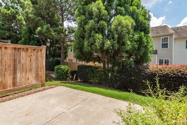 Building Photo - Fantastic end unit townhome: Available July 10th