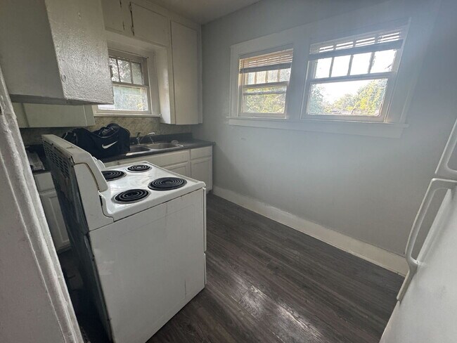 Building Photo - 2-Bedroom Gem on Barrie Avenue – Perfectly...