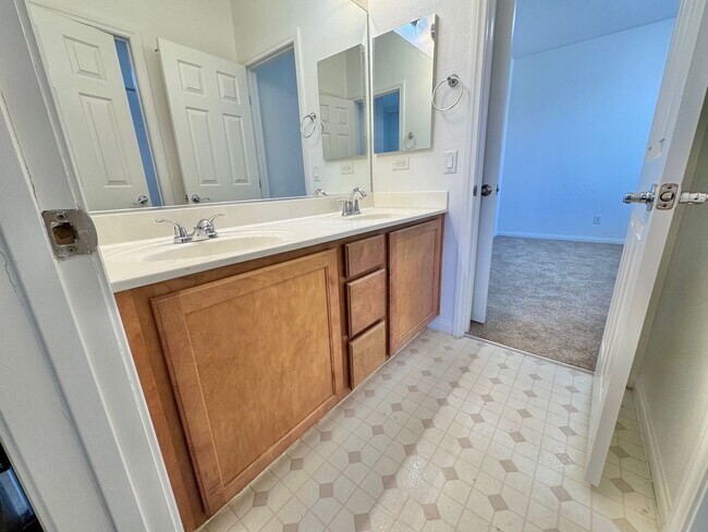 Building Photo - BEAUTIFUL 4 BEDROOM HOME IN GUARD GATED CO...