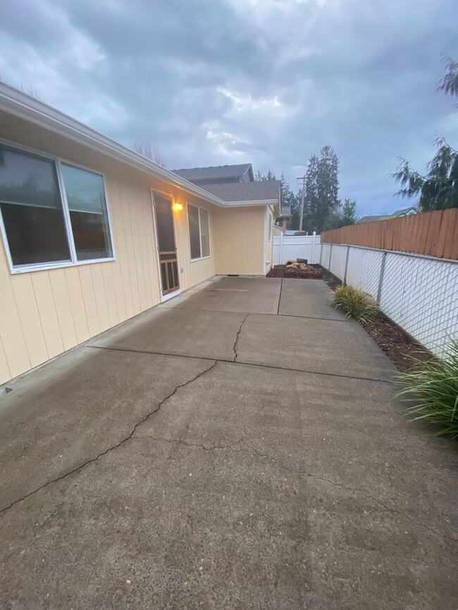 Building Photo - Well Maintained 3 Bedroom 2 Bath Home in N...