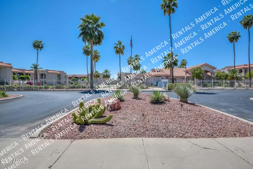 Building Photo - 9151 W Greenway Rd