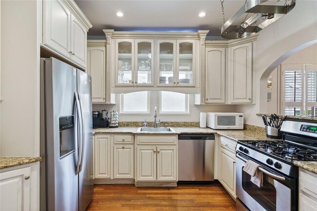 Building Photo - 2106 Kenwood Ave